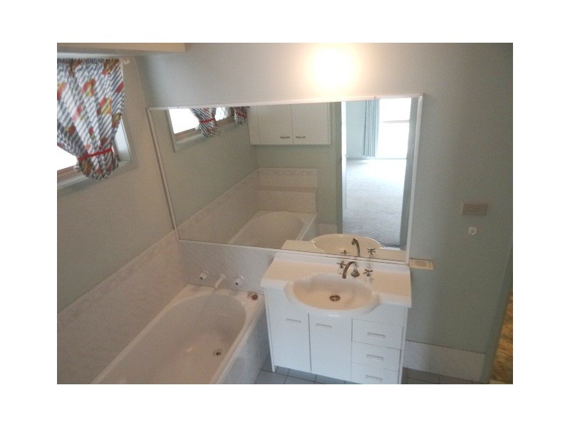 10 Lima Street, Nudgee Beach QLD 4014