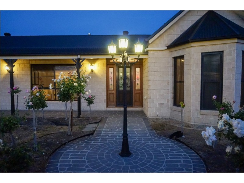 42 Careys Rd, Emu Vale QLD 4371