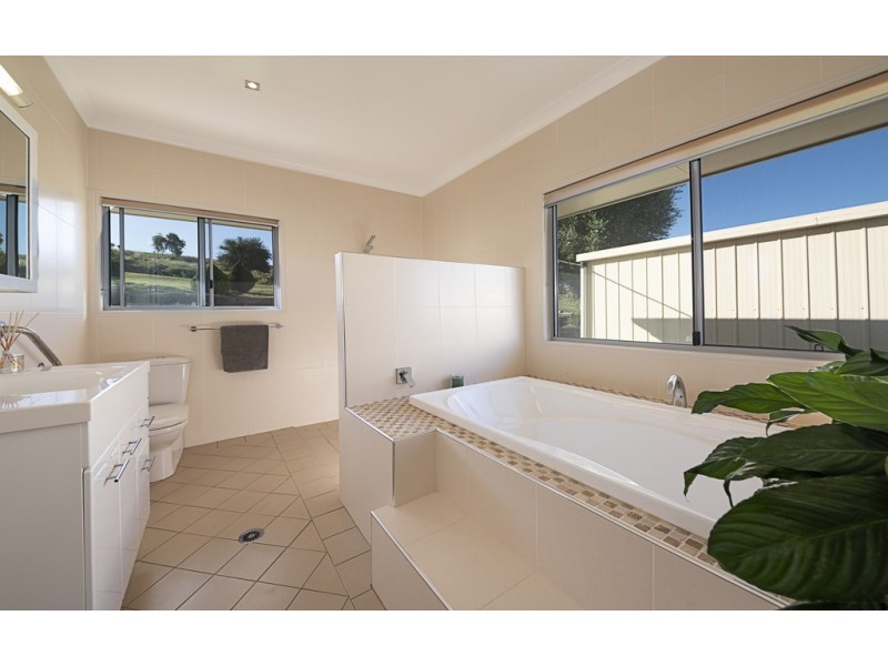 6 Careys Rd, Emu Vale QLD 4371