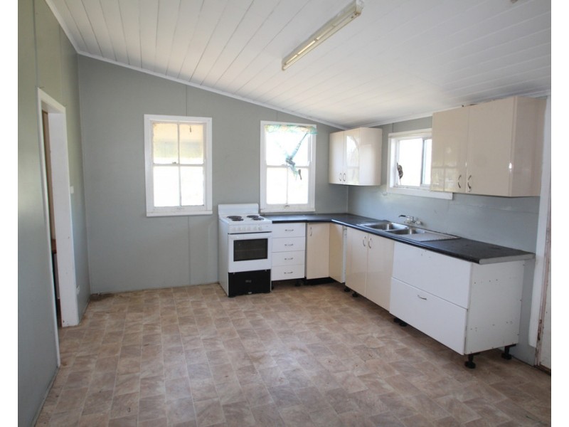 24 and 28 White St, Pratten QLD 4370