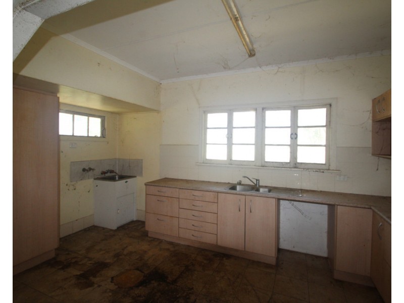 24 and 28 White St, Pratten QLD 4370