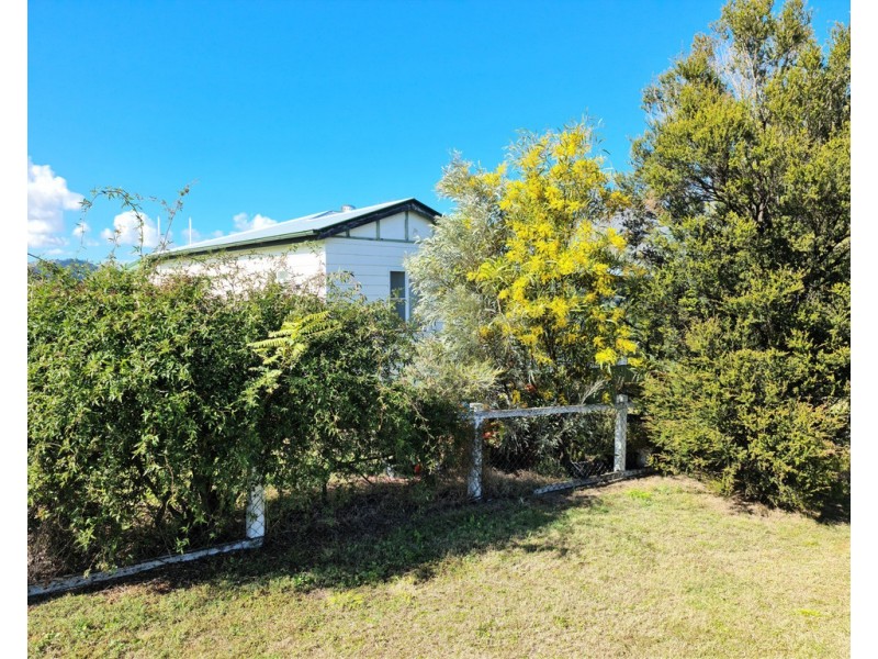2 Vanneck St, Yangan QLD 4371