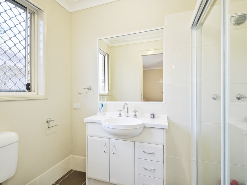 2/6 Eugenia Avenue, Rothwell QLD 4022