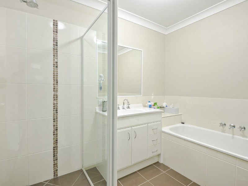 2/6 Eugenia Avenue, Rothwell QLD 4022