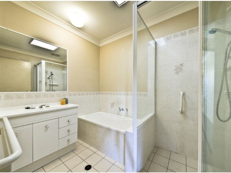 4/4 Wattle Road, Rothwell QLD 4022