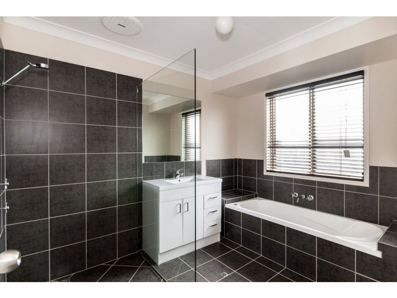 15 Hillmont Crescent, Morayfield QLD 4506