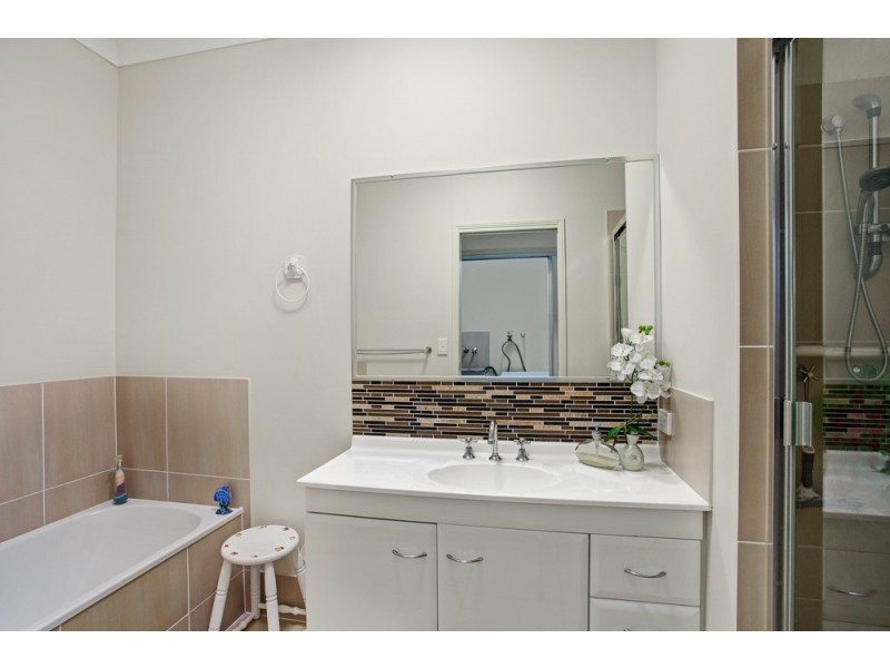 2/15 Eugenia Avenue, Rothwell QLD 4022