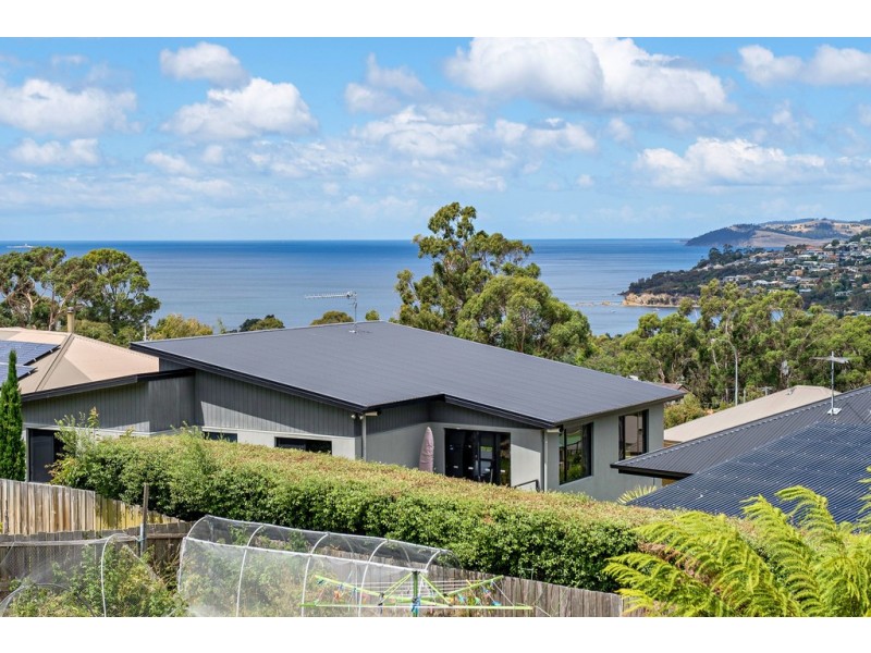 16 Stirling Avenue, Blackmans Bay TAS 7052