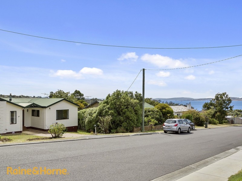 27 Garnett Street, Blackmans Bay TAS 7052