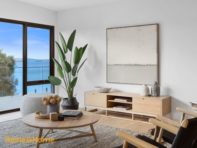 2/43 Suncoast Drive, Blackmans Bay TAS 7052