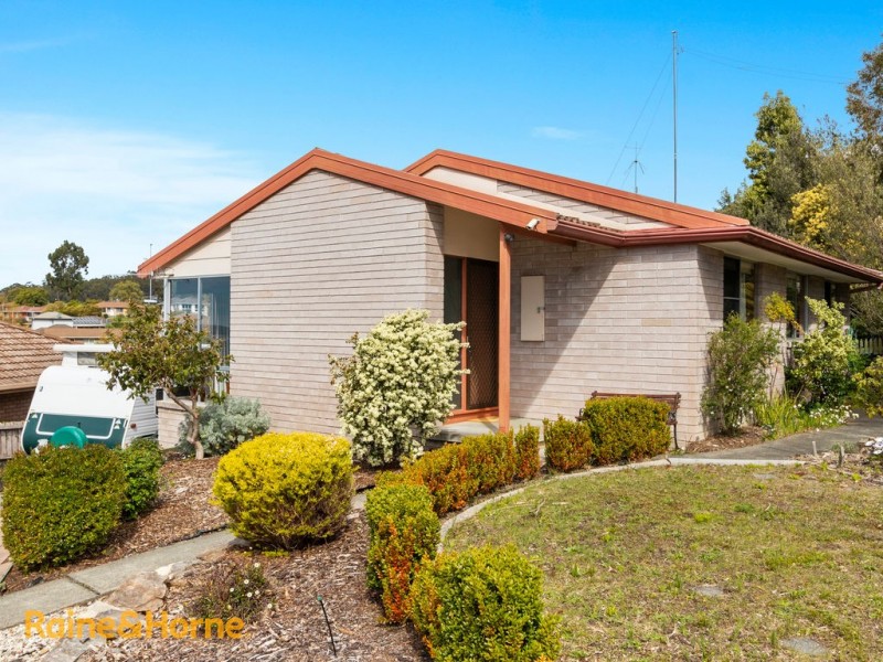 8 Calder Crescent, Blackmans Bay TAS 7052