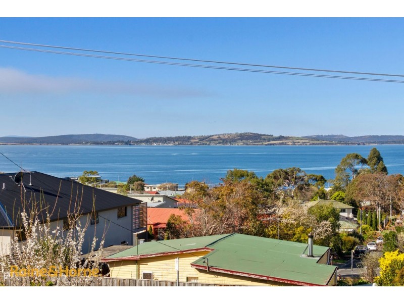 1/241A Roslyn Avenue, Blackmans Bay TAS 7052
