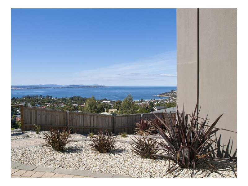 6 Honeysuckle Drive, Blackmans Bay TAS 7052