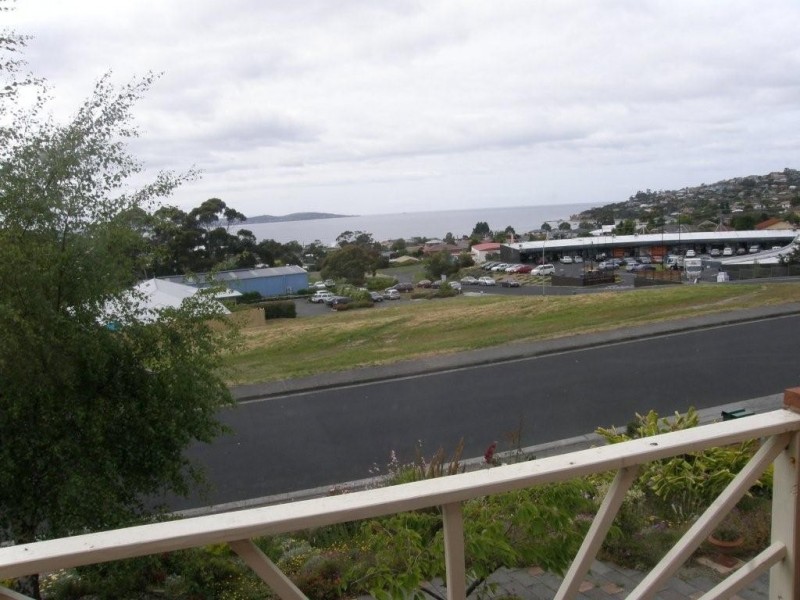 1/10 Opal Drive, Blackmans Bay TAS 7052