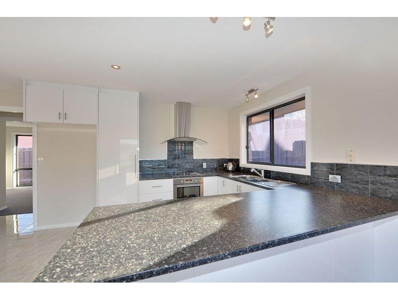 2/38 Adelong Drive, Kingston TAS 7050
