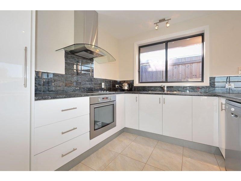 2/38 Adelong Drive, Kingston TAS 7050