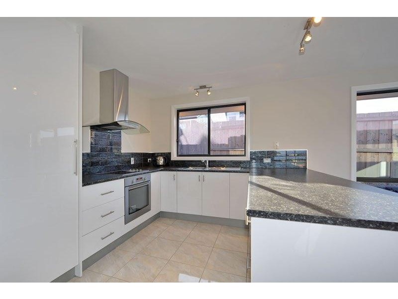 2/38 Adelong Drive, Kingston TAS 7050