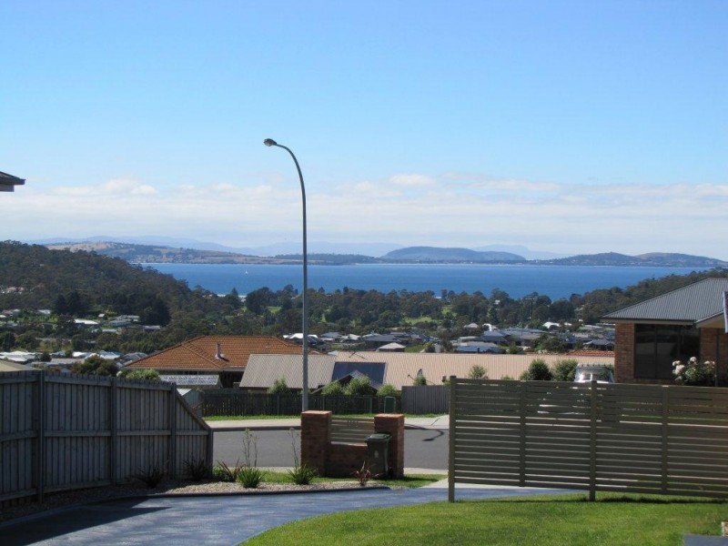 2/38 Adelong Drive, Kingston TAS 7050