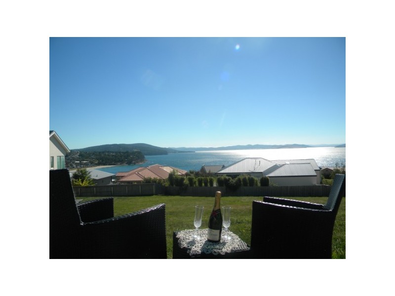 2 Steen Court, Blackmans Bay TAS 7052