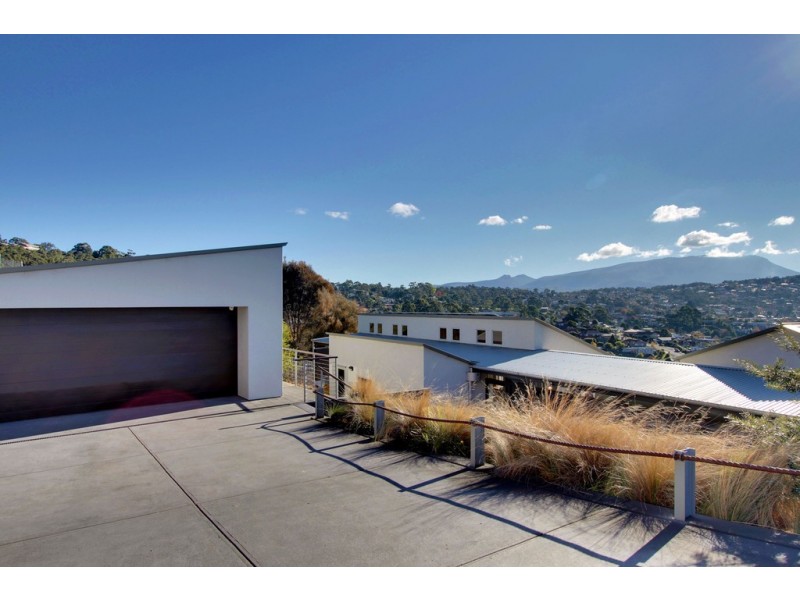 31 Tahune Crescent, Blackmans Bay TAS 7052