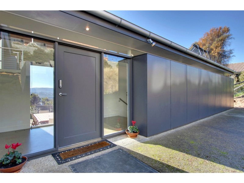 31 Tahune Crescent, Blackmans Bay TAS 7052