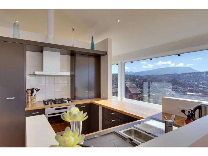 31 Tahune Crescent, Blackmans Bay TAS 7052