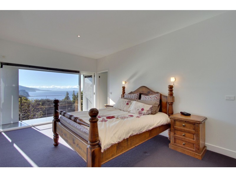 31 Tahune Crescent, Blackmans Bay TAS 7052