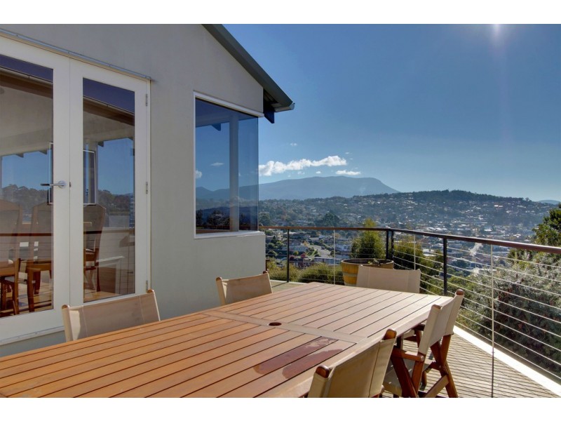 31 Tahune Crescent, Blackmans Bay TAS 7052