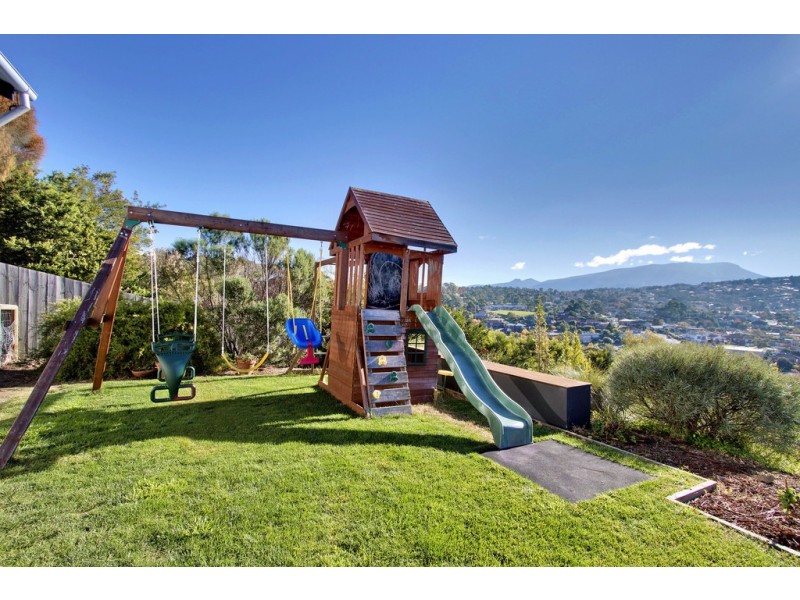 31 Tahune Crescent, Blackmans Bay TAS 7052