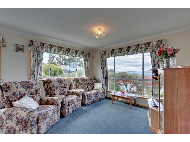 2 Honeysuckle Drive, Blackmans Bay TAS 7052