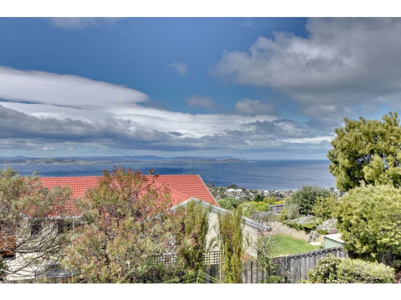 2 Honeysuckle Drive, Blackmans Bay TAS 7052