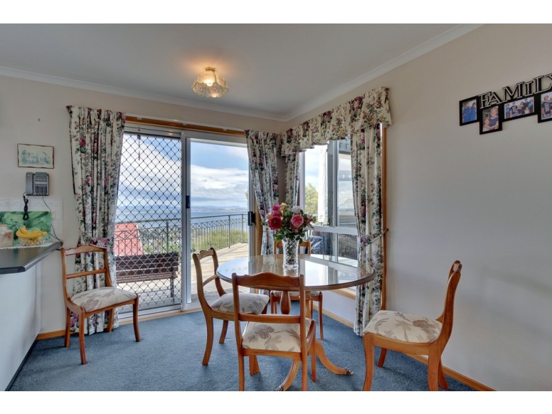 2 Honeysuckle Drive, Blackmans Bay TAS 7052