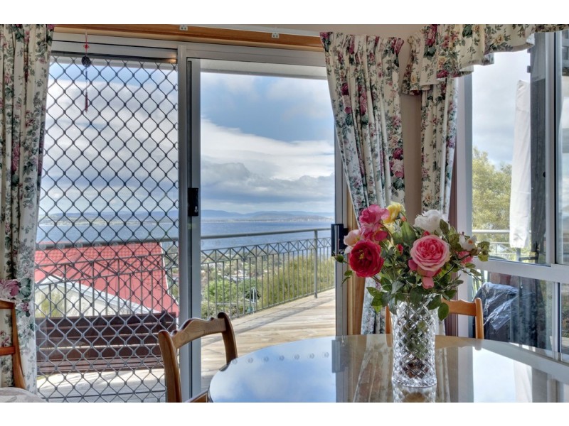 2 Honeysuckle Drive, Blackmans Bay TAS 7052