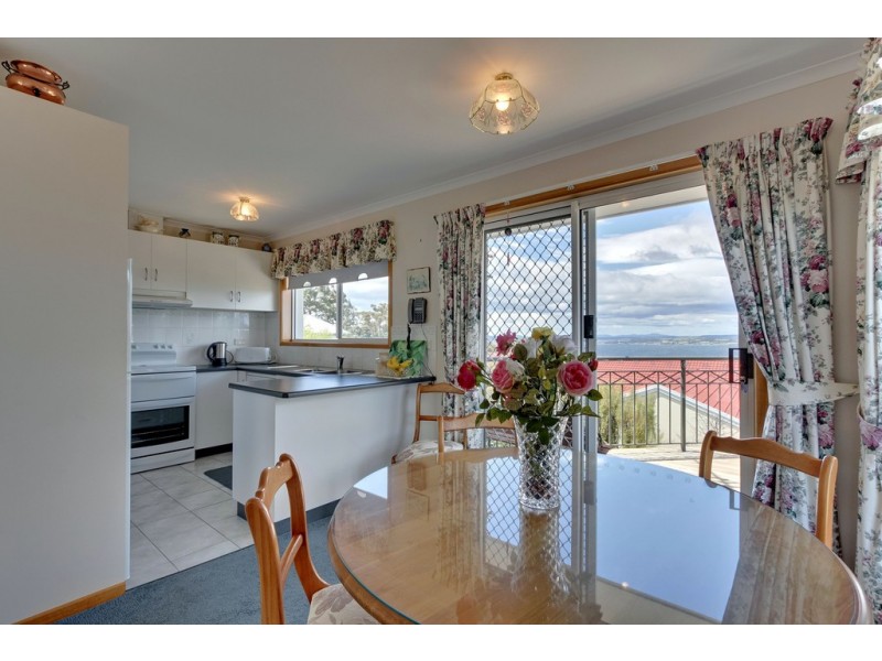 2 Honeysuckle Drive, Blackmans Bay TAS 7052