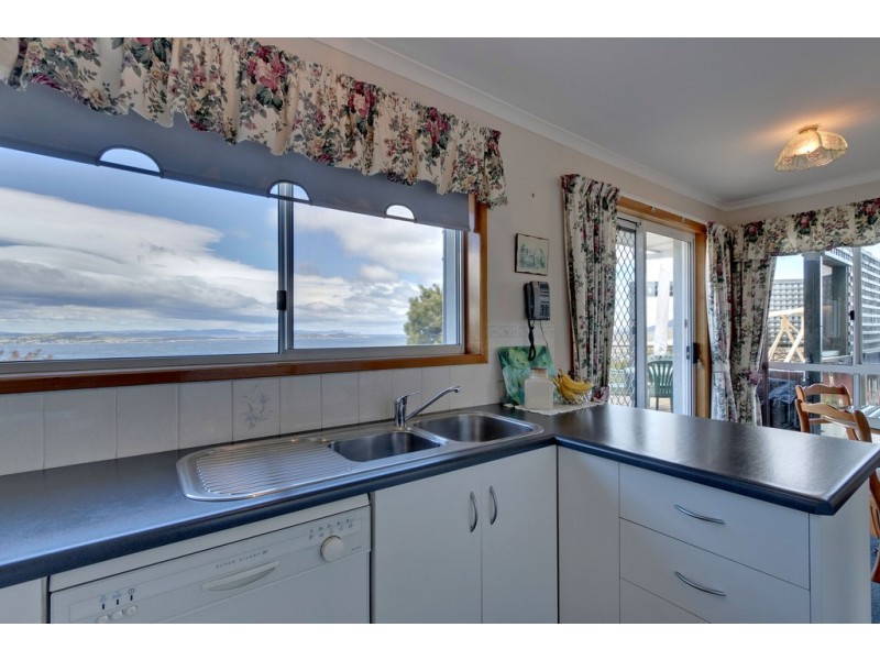2 Honeysuckle Drive, Blackmans Bay TAS 7052