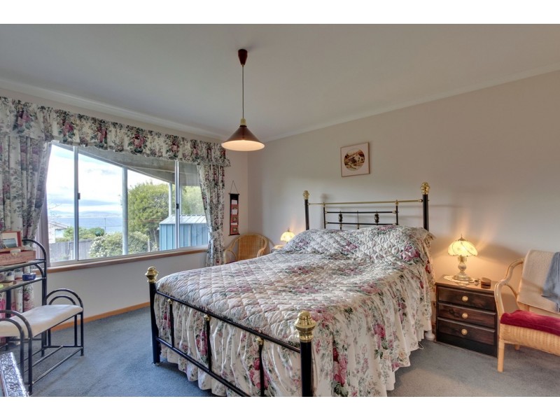 2 Honeysuckle Drive, Blackmans Bay TAS 7052