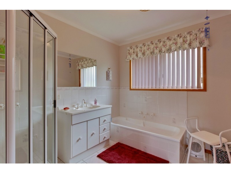 2 Honeysuckle Drive, Blackmans Bay TAS 7052