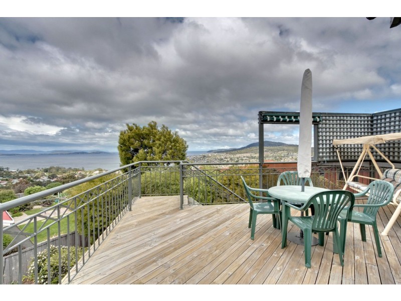 2 Honeysuckle Drive, Blackmans Bay TAS 7052