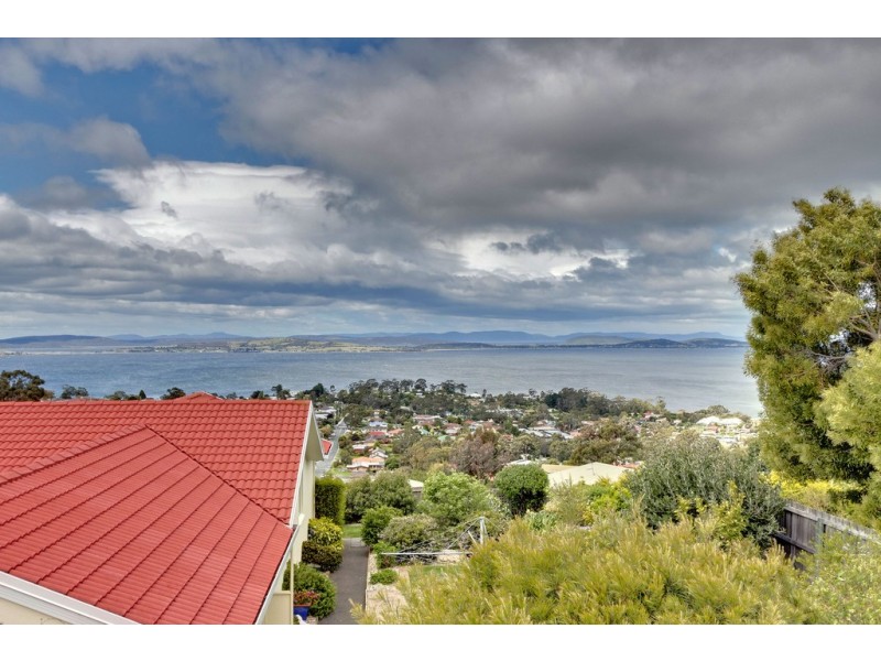 2 Honeysuckle Drive, Blackmans Bay TAS 7052