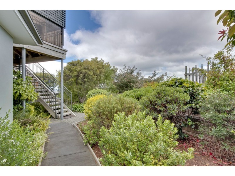 2 Honeysuckle Drive, Blackmans Bay TAS 7052