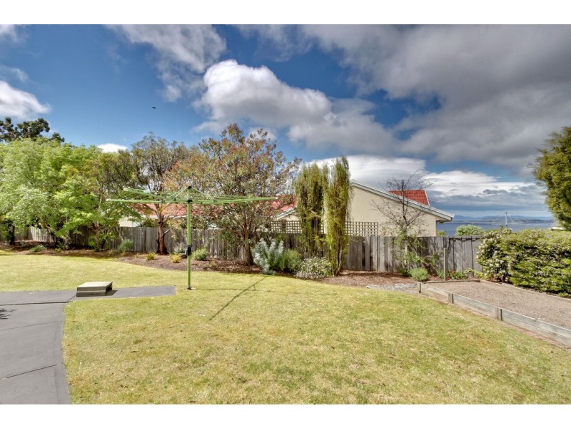 2 Honeysuckle Drive, Blackmans Bay TAS 7052
