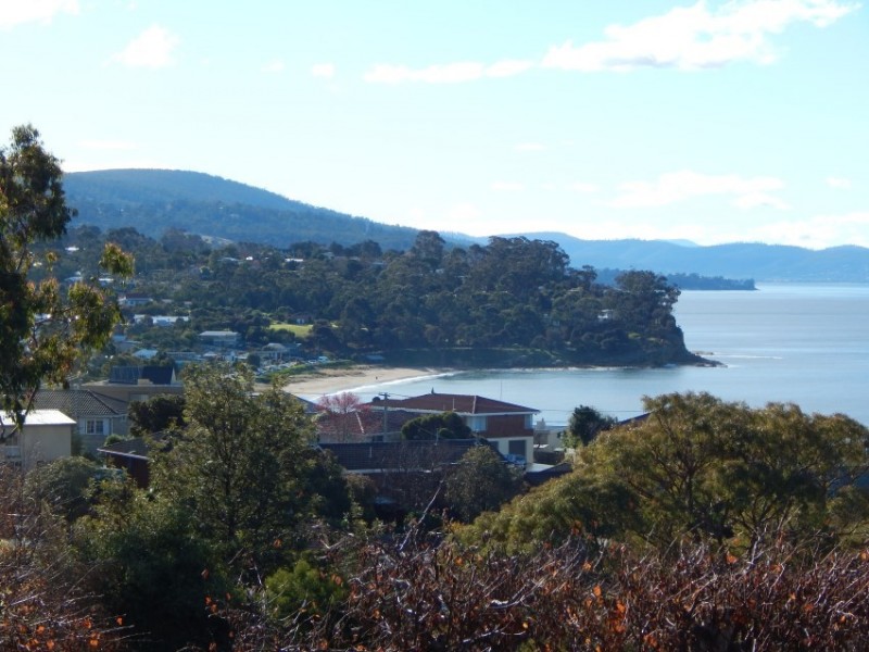 8 Reef Parade, Blackmans Bay TAS 7052