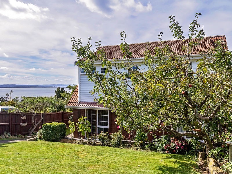 68 Suncoast Drive, Blackmans Bay TAS 7052