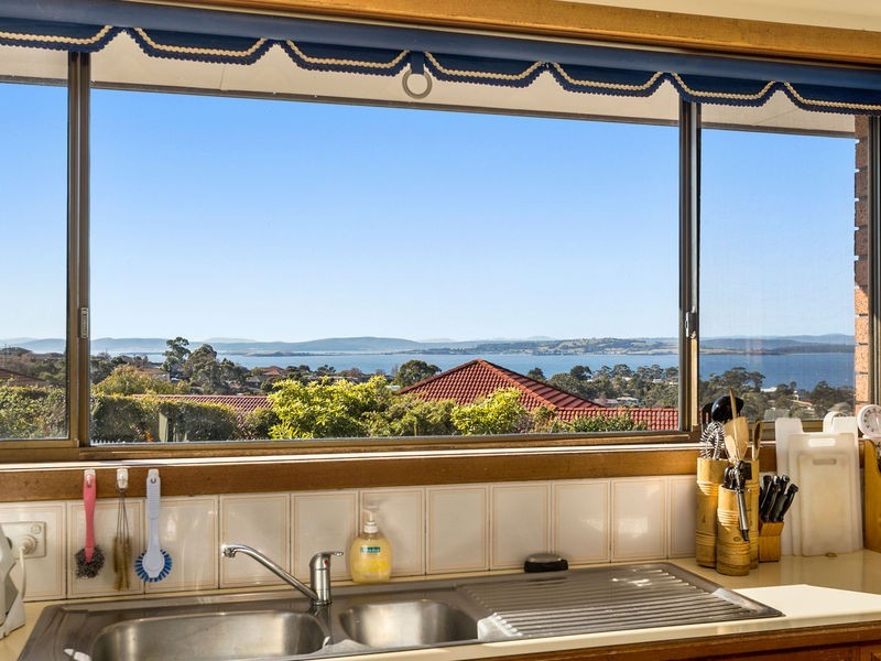 1 Emerald Court, Blackmans Bay TAS 7052