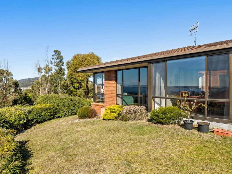 1 Emerald Court, Blackmans Bay TAS 7052