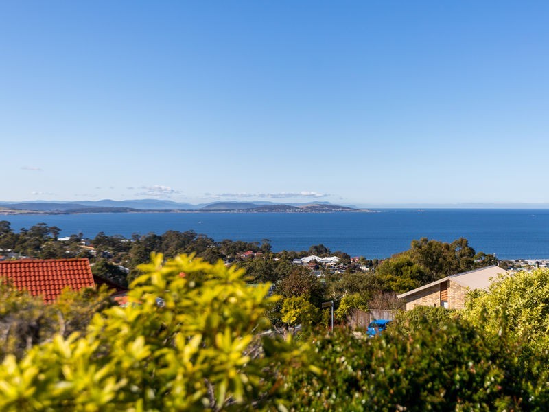 1 Emerald Court, Blackmans Bay TAS 7052