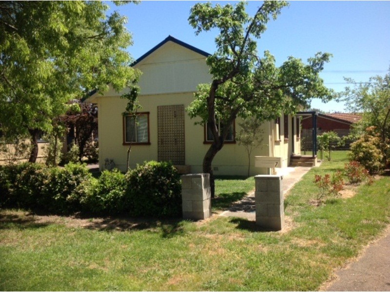 7 Binya Place, Narrabundah ACT 2604