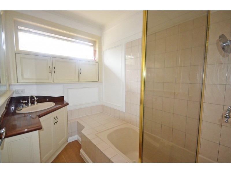 15 Saxon Drive, Mooroolbark VIC 3138