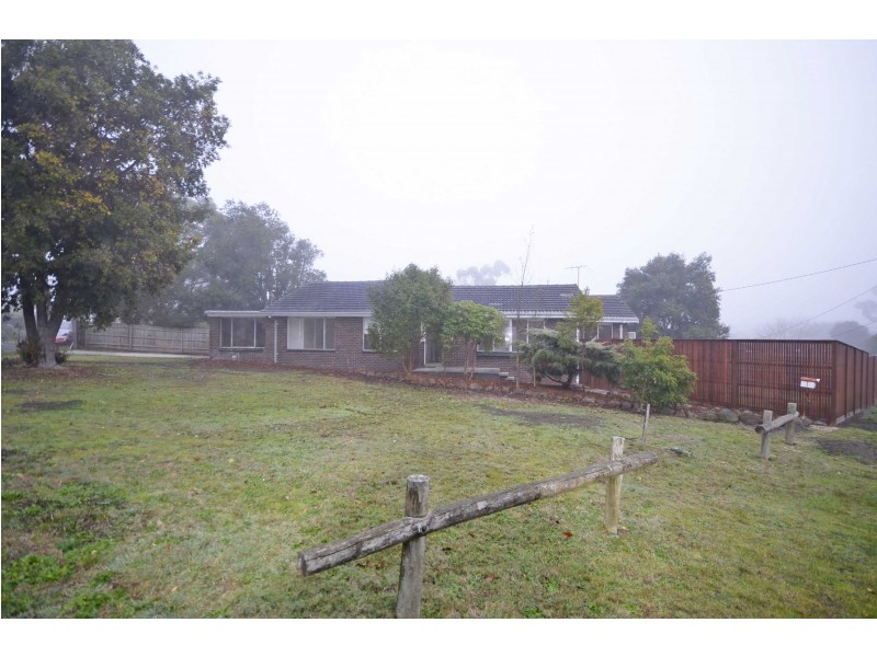 15 Saxon Drive, Mooroolbark VIC 3138