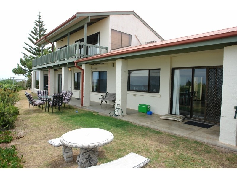 2 Queen  Place, Moonta Bay SA 5558